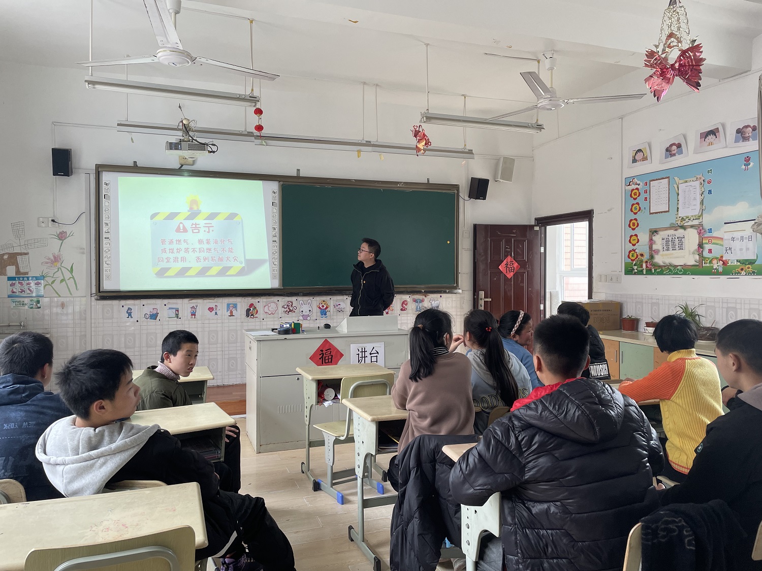 情暖“學(xué)雷鋒日” 用愛(ài)托起“折翼天使”